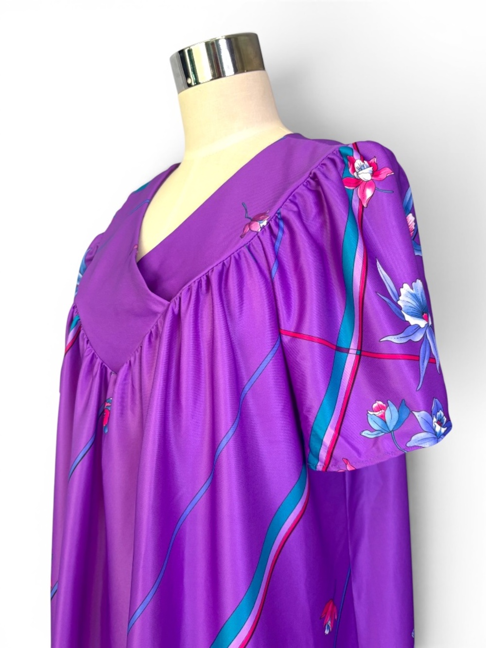 70s Miss California Orchid Dream Lounge Gown - Picture 6 of 9